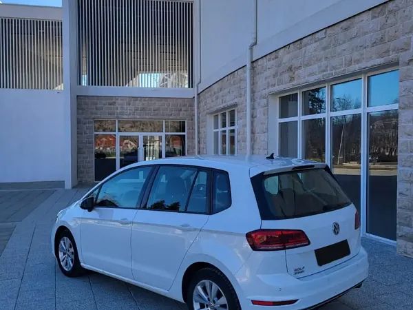 forDailyRentGolf Sportsvan Volkswagen